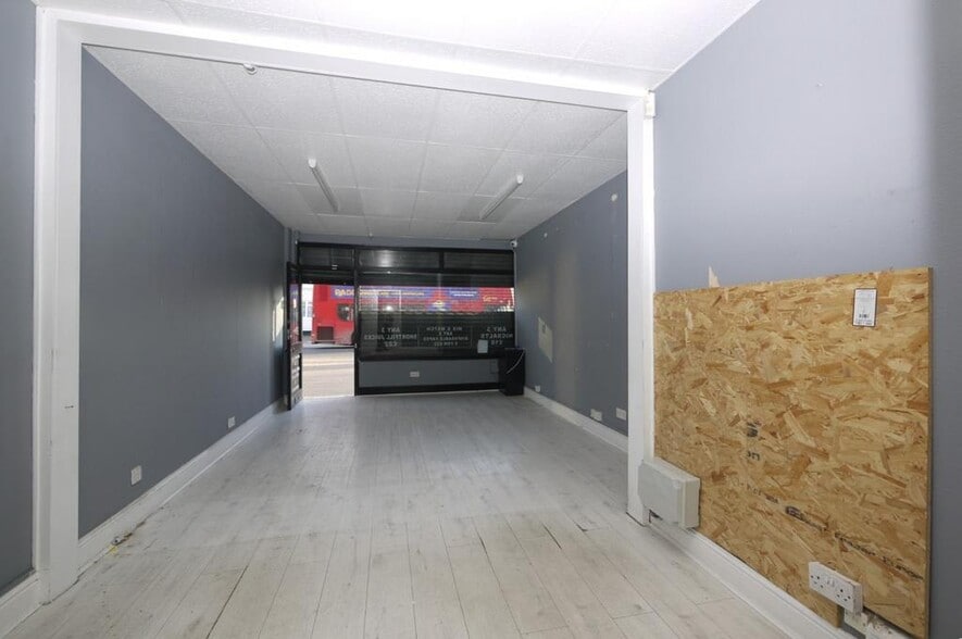 245 Barking Rd, London for lease - Building Photo - Image 3 of 9
