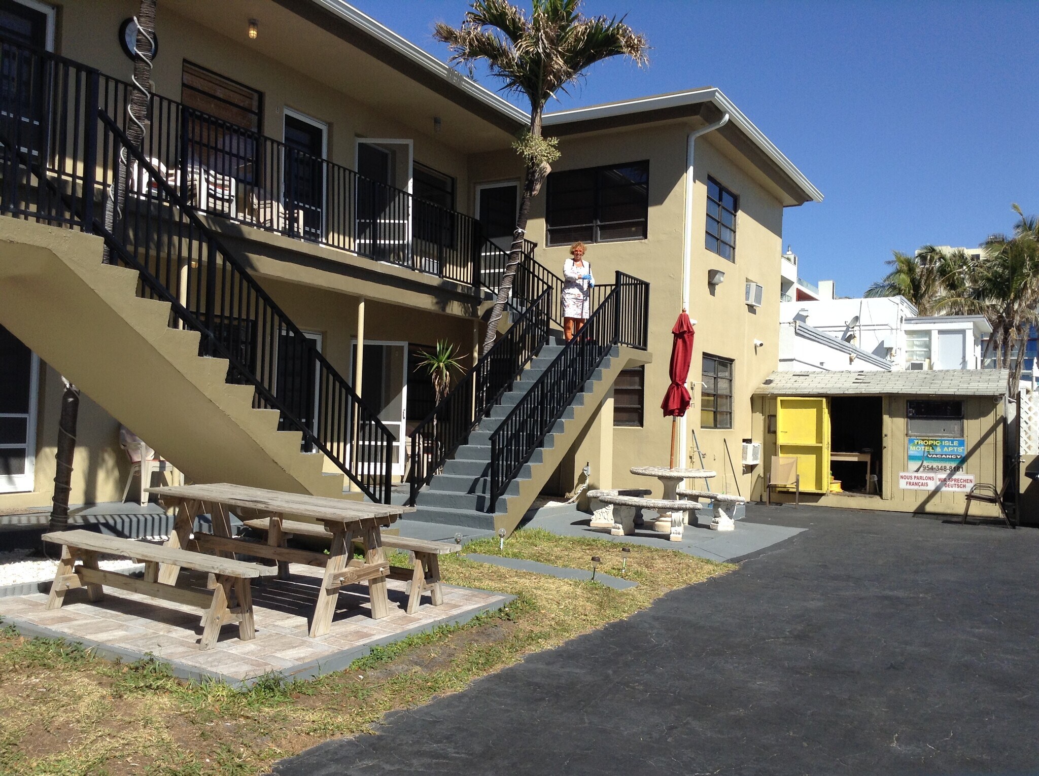 315 Taylor St, Hollywood, FL 33019 Tropic Isle Motel & Apartments