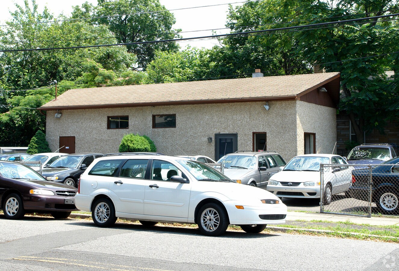 1004 Chambers St, Trenton, NJ 08611