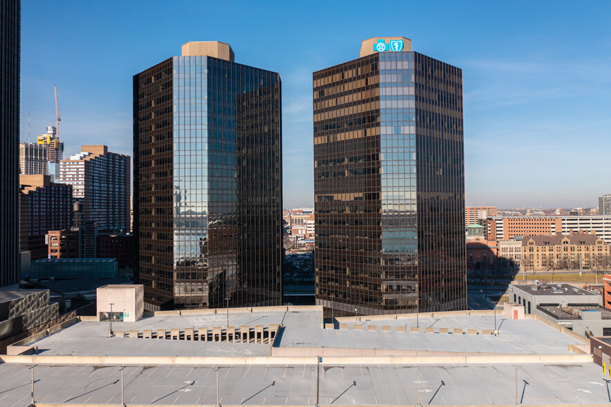 600 Renaissance Ctr, Detroit, MI for lease - Building Photo - Image 2 of 25