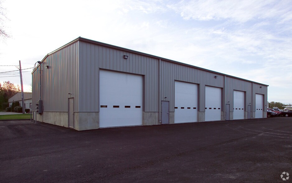 68 Broadcommon Rd, Bristol, RI for sale - Primary Photo - Image 1 of 1