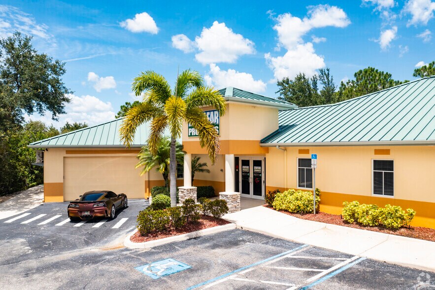 5581 Broadcast Ct, Sarasota, FL for lease - Building Photo - Image 1 of 6