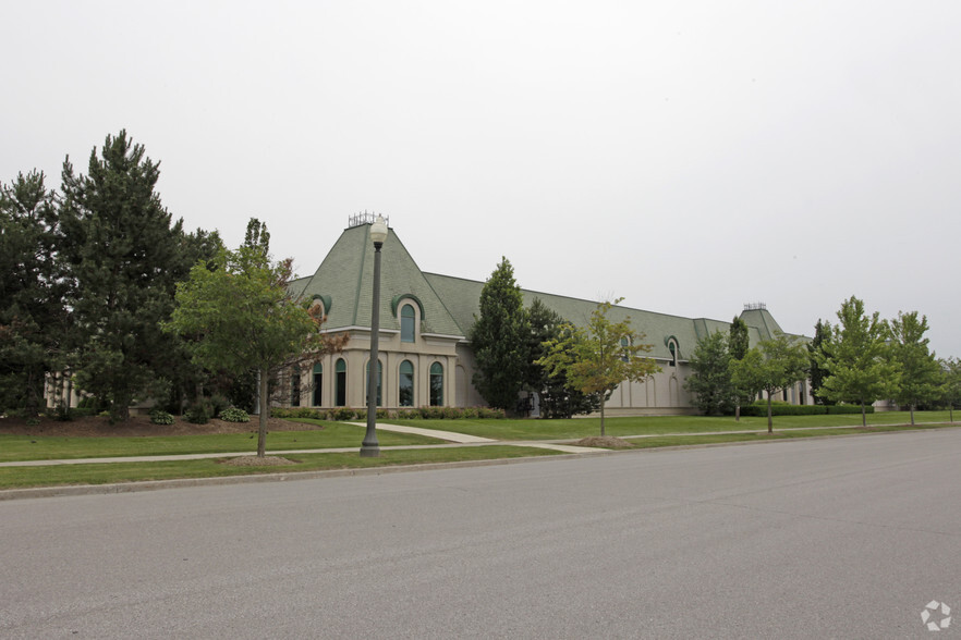 455 Magna Dr, Aurora, ON for lease - Primary Photo - Image 2 of 4