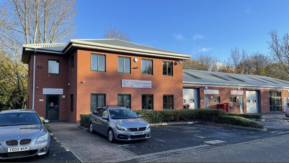 Epsom Sq, Trowbridge for lease - Building Photo - Image 1 of 5