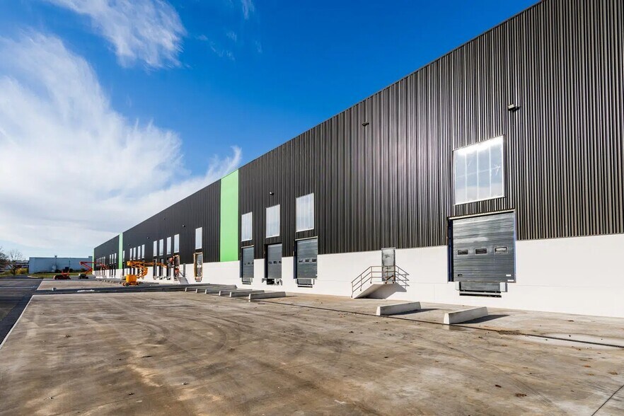 Industrial in Allonne for lease - Building Photo - Image 2 of 4