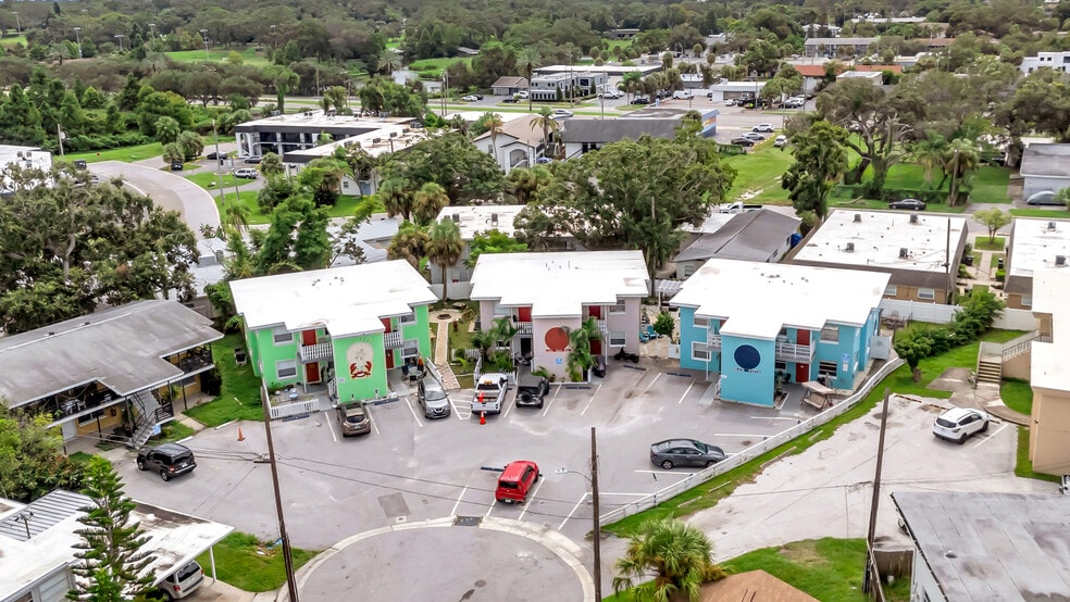 309 Avanda Ct, Clearwater, FL for sale - Building Photo - Image 2 of 11