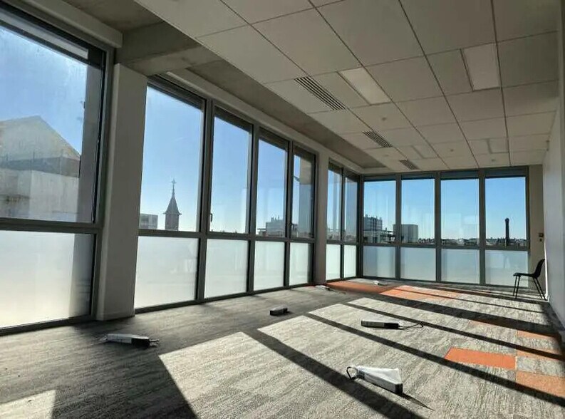 Office in Villeurbanne for lease - Building Photo - Image 3 of 14