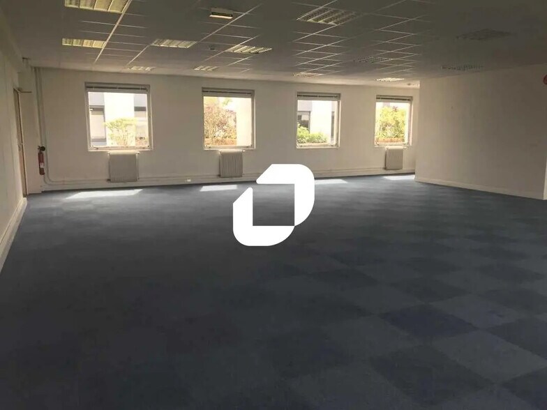 Flex in Villebon-sur-Yvette for lease - Interior Photo - Image 3 of 18