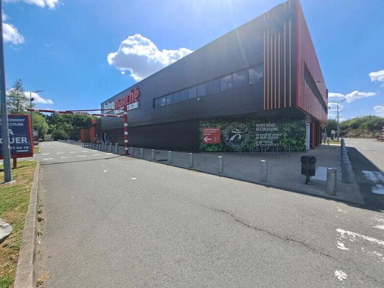 Retail in Combs-la-Ville for lease - Building Photo - Image 1 of 3