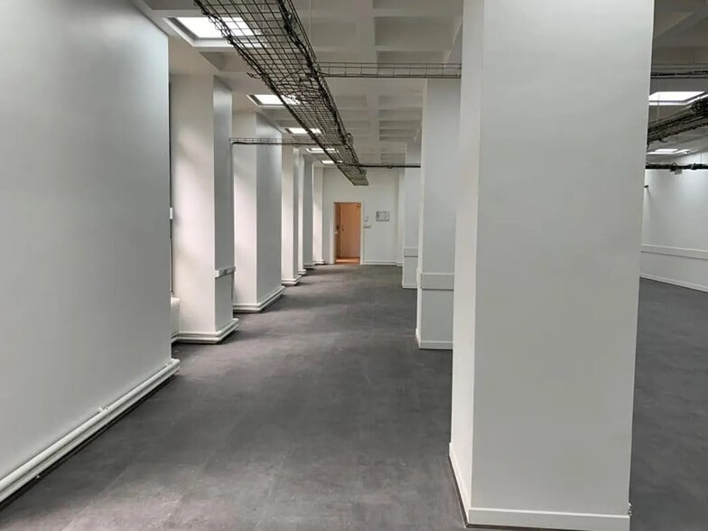 Office in Paris for lease - Interior Photo - Image 3 of 6