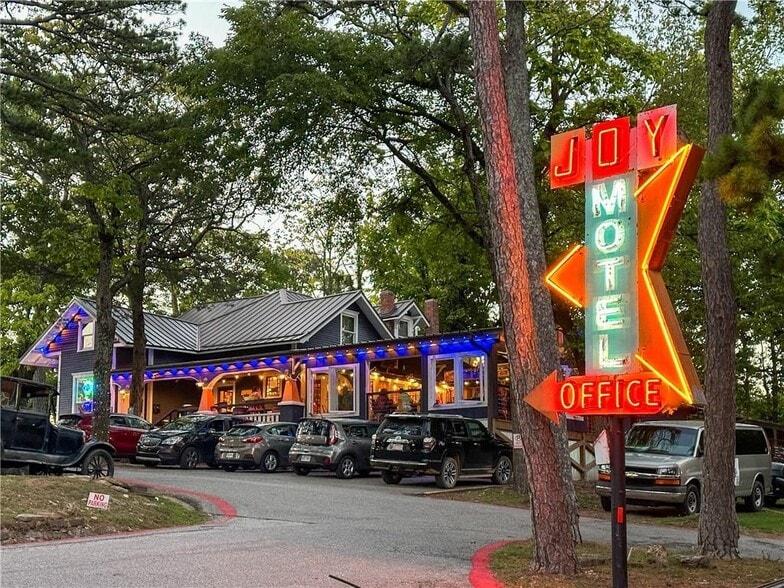 Wanderoo Lodge and Gravel Bar portfolio of 2 properties for sale on LoopNet.com - Building Photo - Image 2 of 46