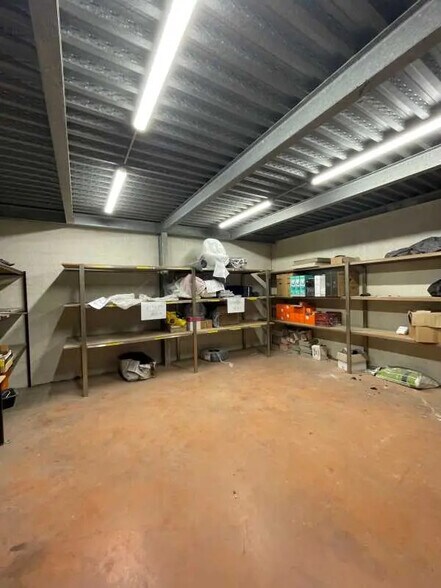 Flex in Bron for lease - Interior Photo - Image 2 of 11