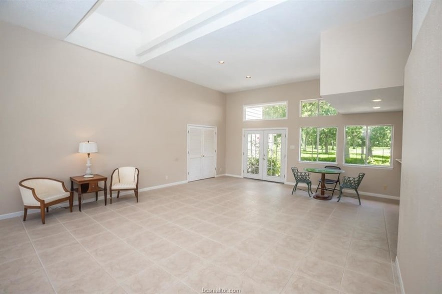 993 Peach Creek Cut Off, College Station, TX for sale - Interior Photo - Image 3 of 30