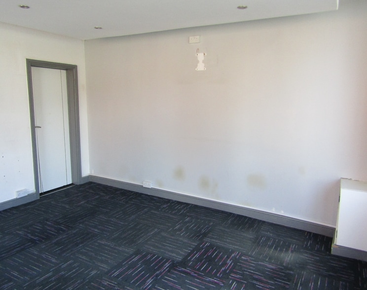 82 London Rd, Blackburn for lease - Interior Photo - Image 2 of 3