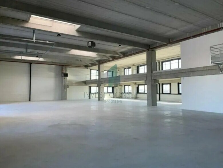 Flex in Colombes for lease - Building Photo - Image 2 of 8