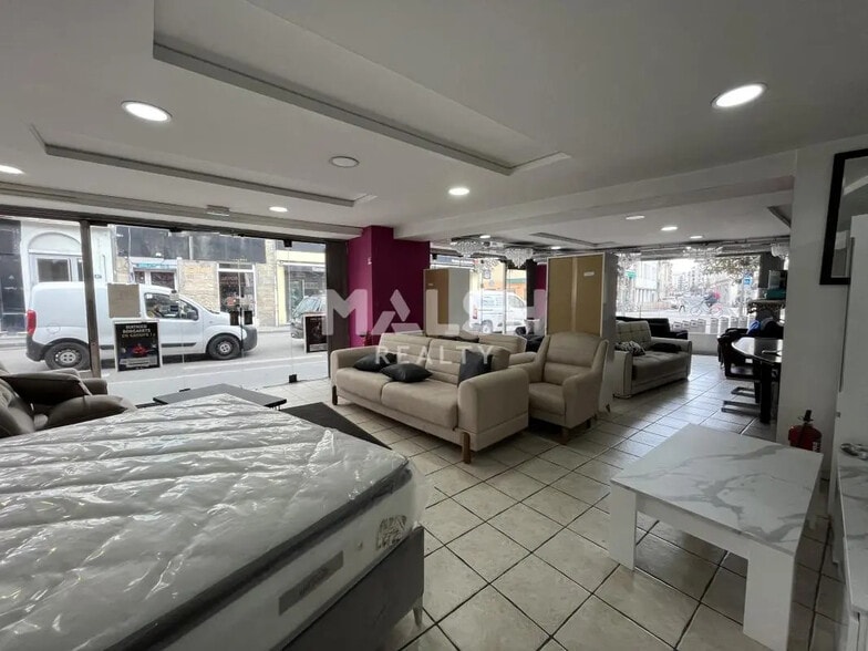 Retail in Lyon for lease - Interior Photo - Image 2 of 3