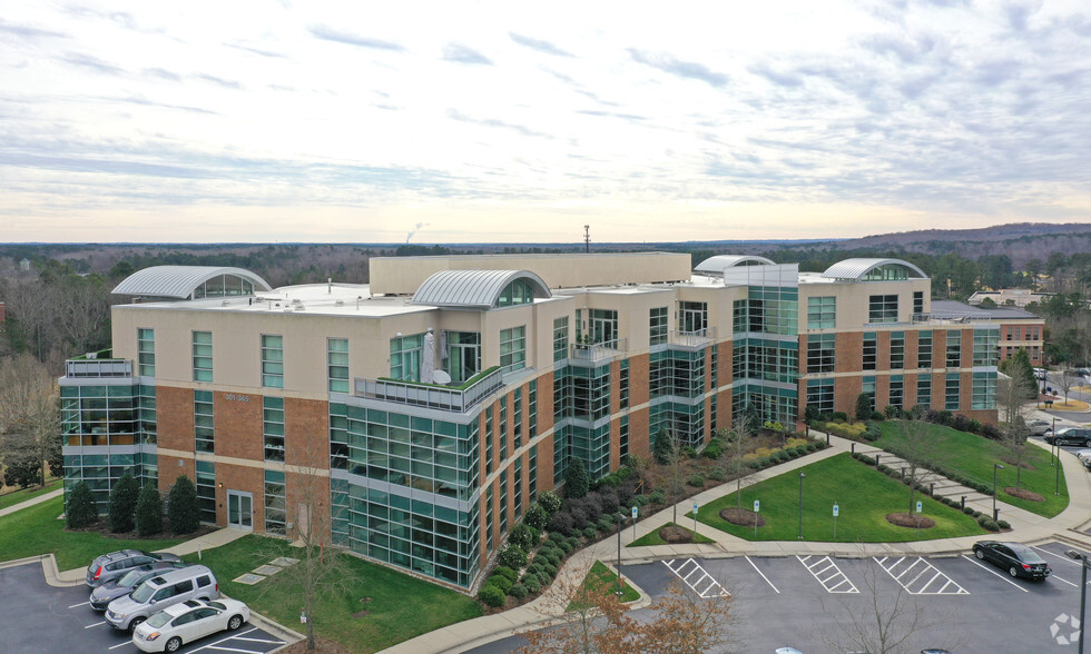 301 W Barbee Chapel Rd, Chapel Hill, NC for lease - Building Photo - Image 1 of 4