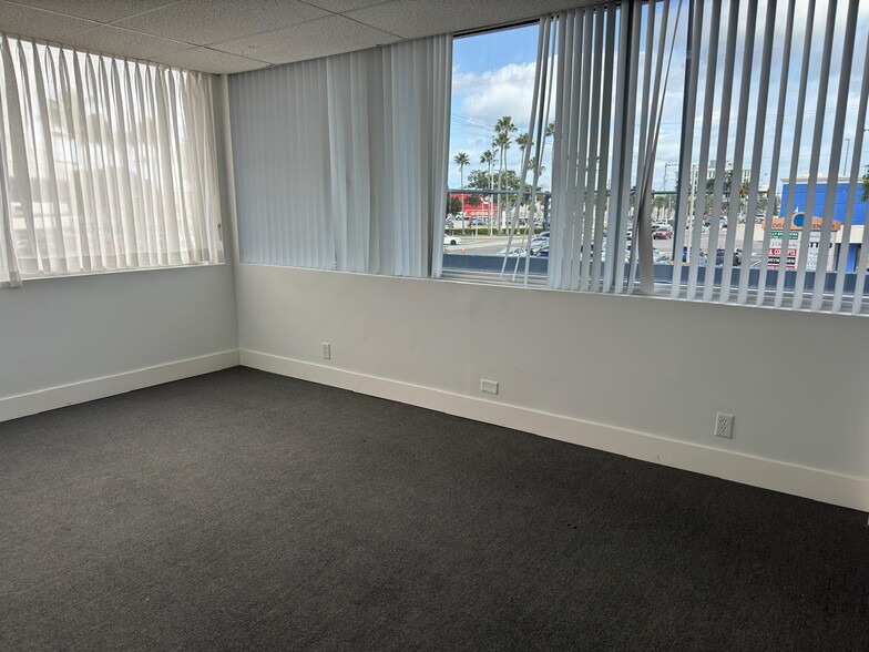 2200 E Oakland Park Blvd, Fort Lauderdale, FL for lease - Building Photo - Image 3 of 14