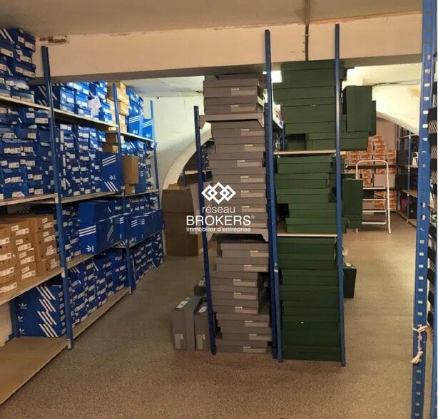 Retail in Grenoble for lease - Interior Photo - Image 3 of 6