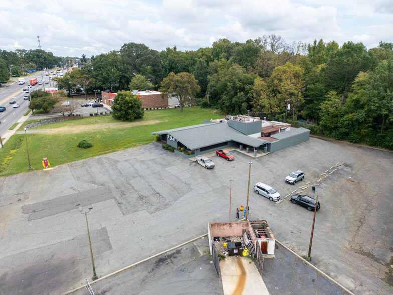 3930 Brookshire Blvd, Charlotte, NC for sale - Building Photo - Image 3 of 7