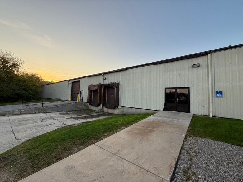 2748 Courier Dr NW, Grand Rapids, MI for lease - Building Photo - Image 1 of 1
