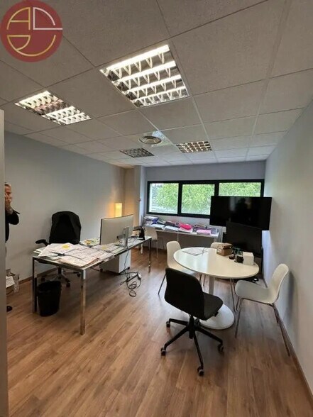 Office in Montrabé for lease - Interior Photo - Image 3 of 5