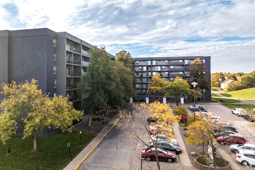 1010 Lake St NE, Hopkins, MN for sale - Primary Photo - Image 1 of 34