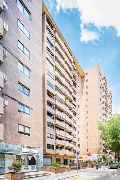 Multifamily in Madrid, Madrid for sale - Primary Photo - Image 1 of 1