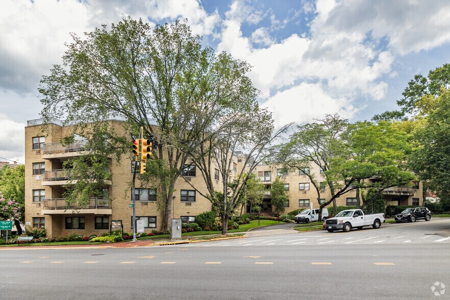 1 Barstow Rd, Great Neck, NY for sale - Primary Photo - Image 1 of 1