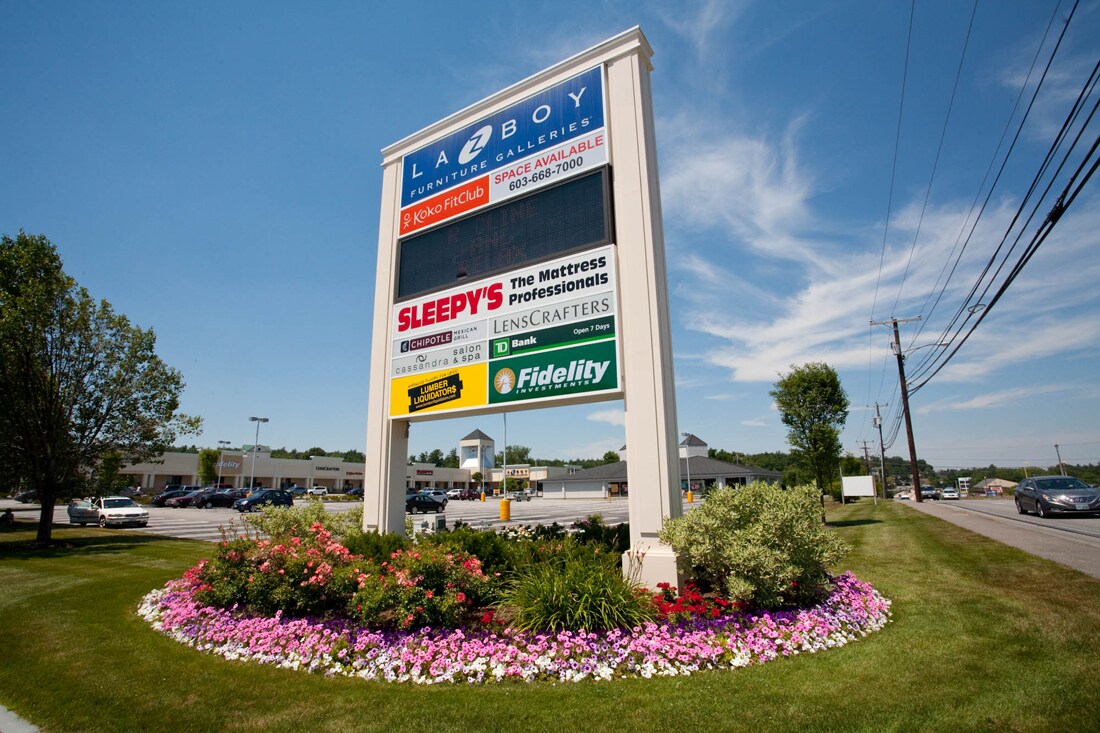 221225 Daniel ster Hwy, Nashua, NH 03060 Daniel ster Plaza