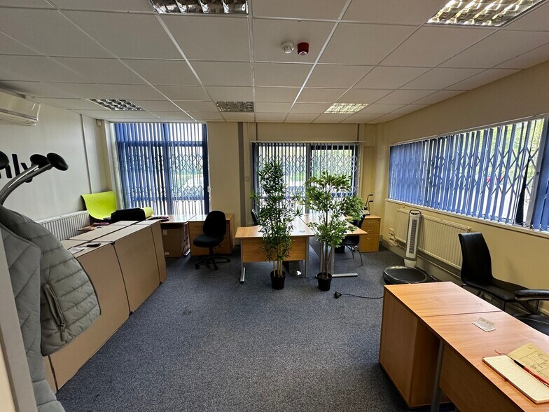 12-14 Vermont Pl, Milton Keynes for sale - Interior Photo - Image 3 of 6