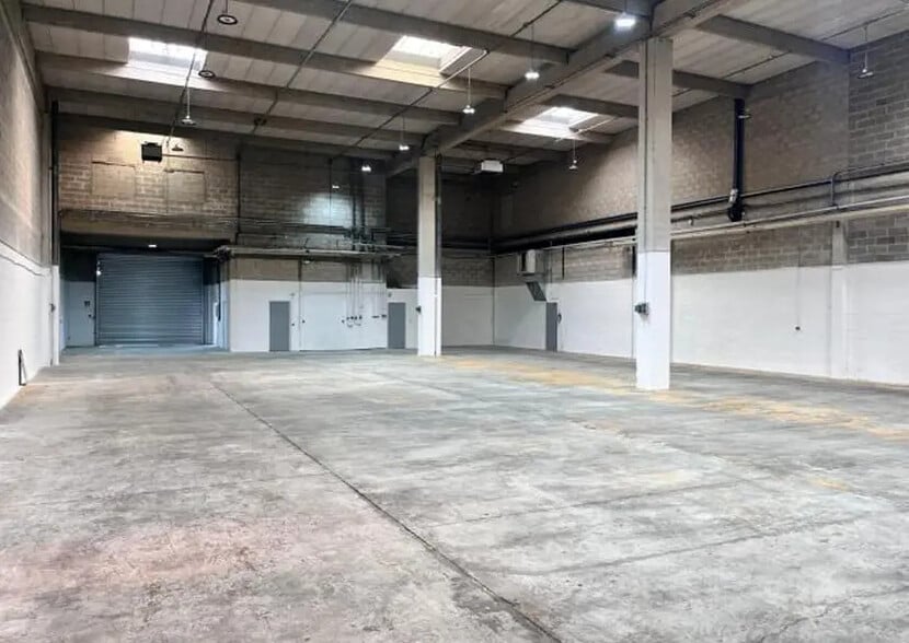 Flex in Sarcelles for lease - Interior Photo - Image 1 of 5