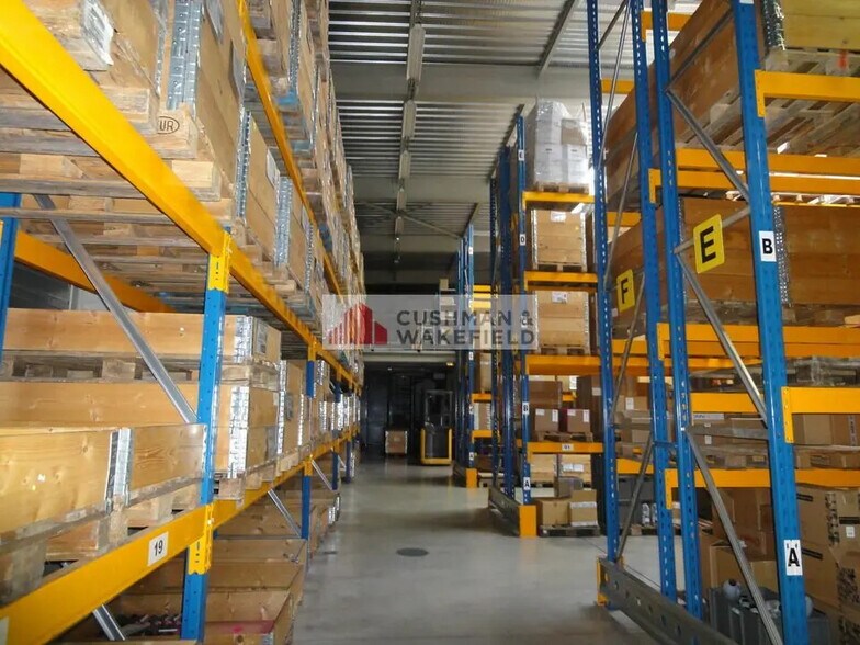 Flex in Lunel for lease - Interior Photo - Image 1 of 3