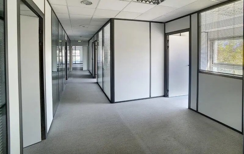 Office in Saint-Laurent-du-Var for lease - Interior Photo - Image 2 of 6