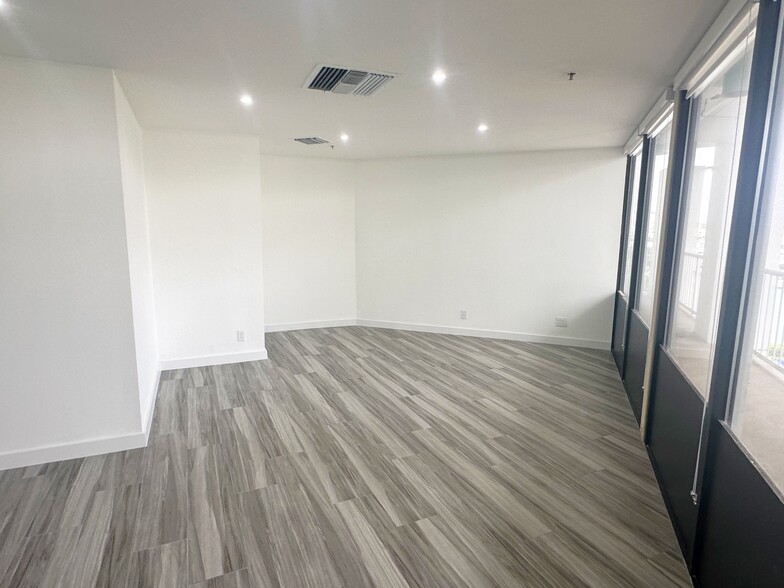 300 Alton Rd, Miami Beach, FL for lease - Interior Photo - Image 2 of 29