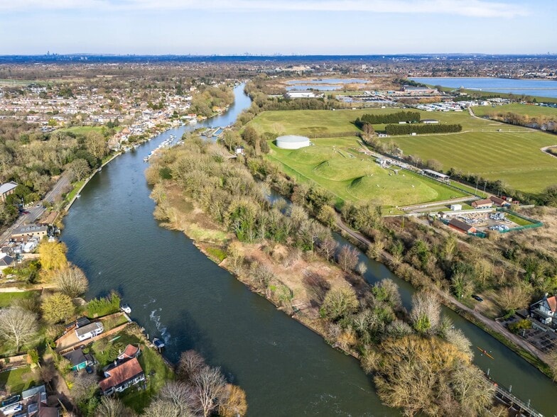 Waterside Dr, Walton On Thames for lease - Primary Photo - Image 1 of 1