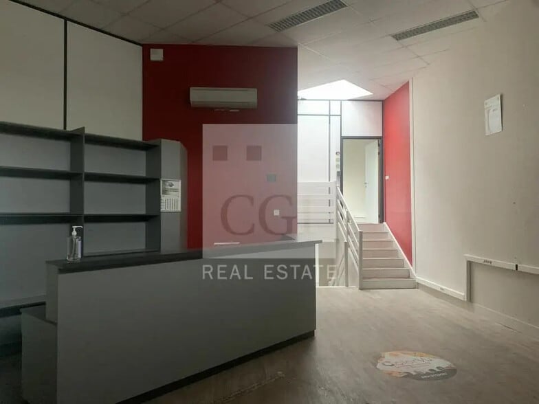 Flex in Bron for sale - Interior Photo - Image 2 of 8