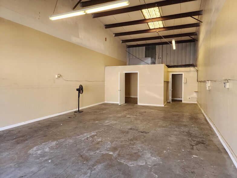 13625 50th Way N, Clearwater, FL for lease - Interior Photo - Image 1 of 8