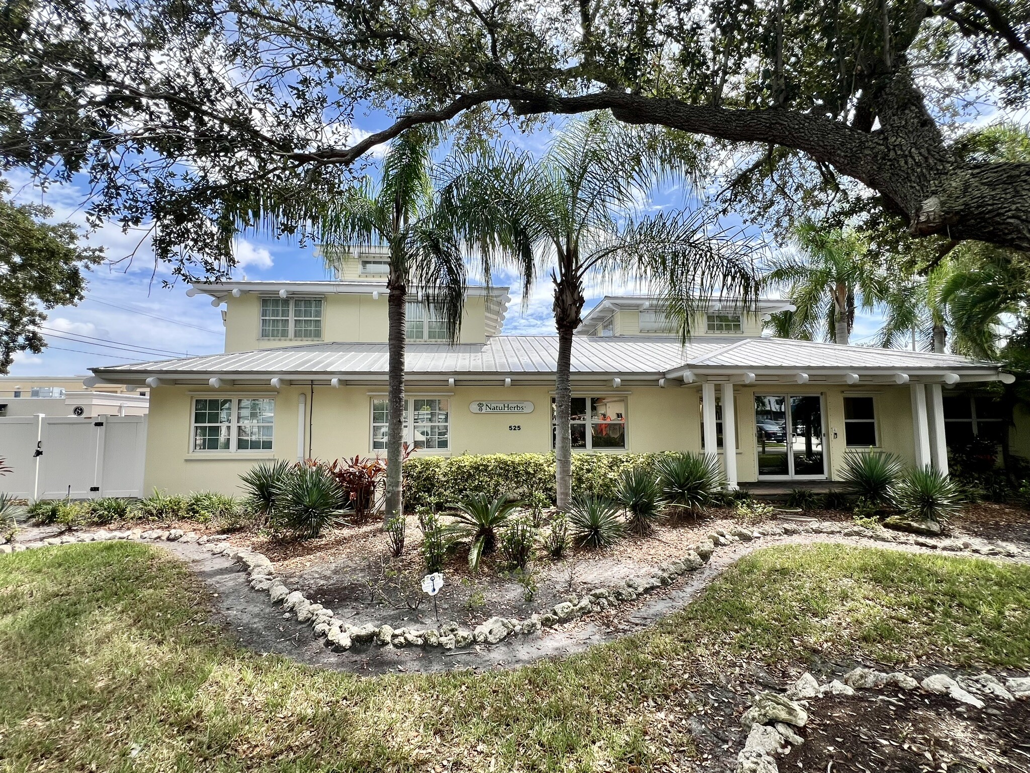 525 8th St W, Bradenton, FL for sale Primary Photo- Image 1 of 94