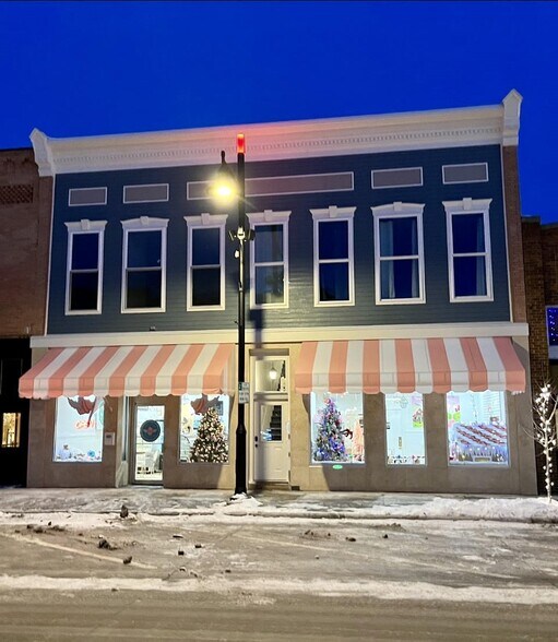 114 N Main St, Waupaca, WI 54981