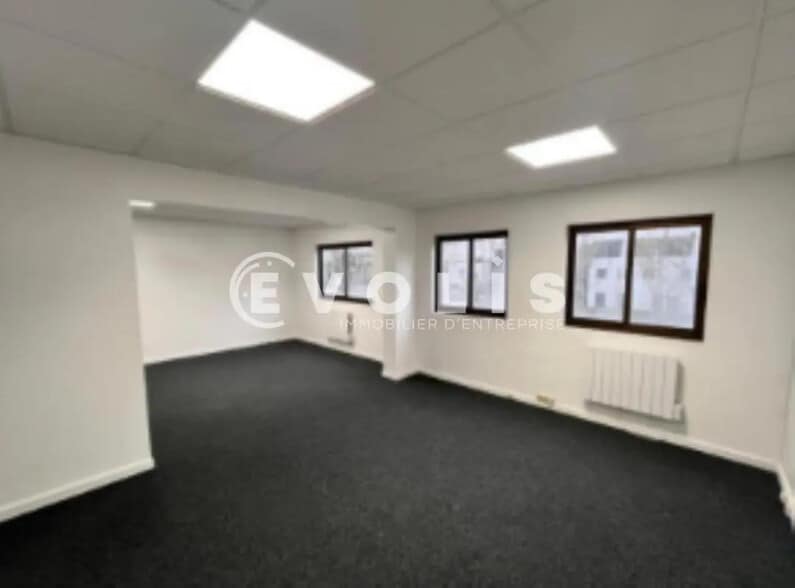 Office in Grigny for lease - Interior Photo - Image 1 of 8