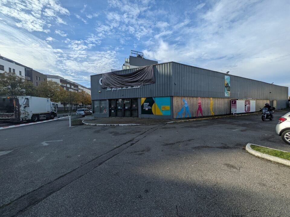 Retail in Rouen for lease Building Photo- Image 1 of 4