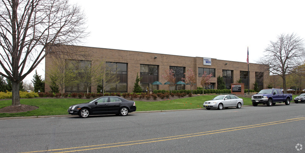 430-450 Commerce Blvd, Carlstadt, NJ for lease - Building Photo - Image 3 of 5