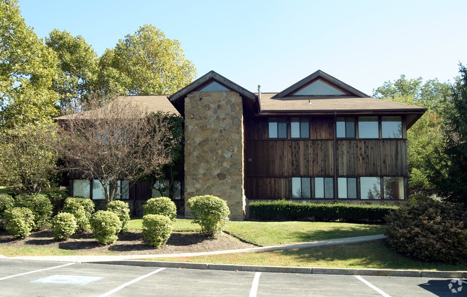 2275 Swallow Hill Rd, Pittsburgh, PA for sale - Building Photo - Image 1 of 1