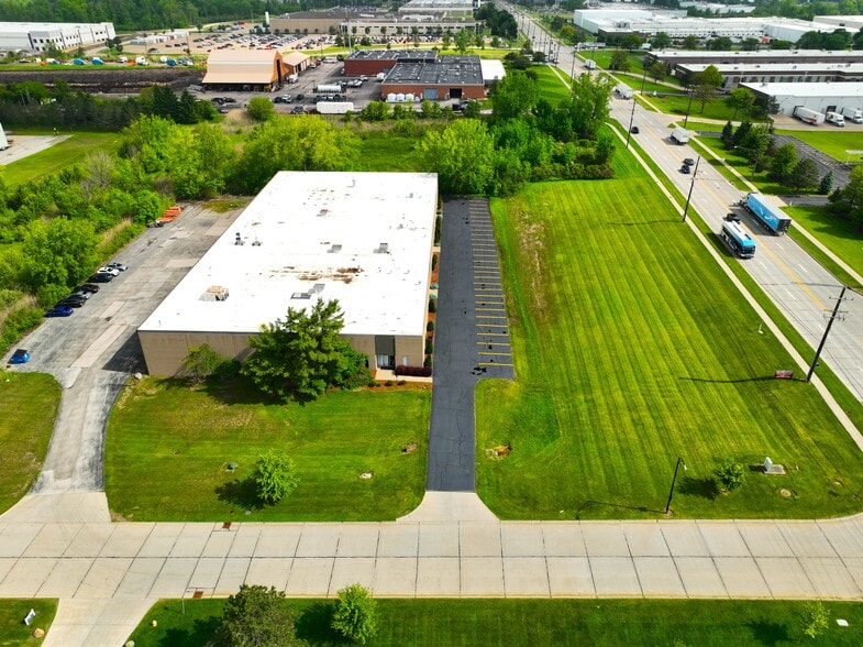 29601-29607 Hall St, Solon, OH for lease - Building Photo - Image 3 of 14