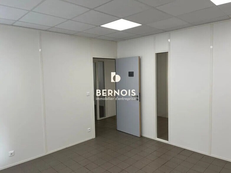 Office in Toulon for lease - Interior Photo - Image 1 of 7