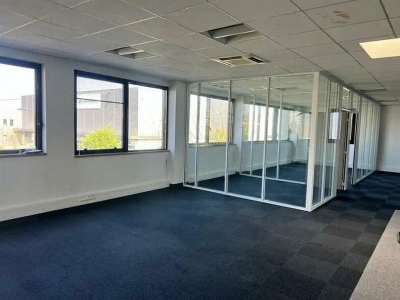 Flex in Villeneuve-la-Garenne for lease - Interior Photo - Image 3 of 3