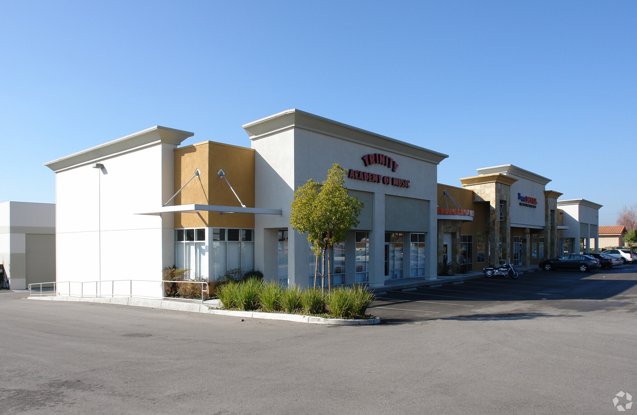 5541 Arrow Hwy, Montclair, CA for lease Primary Photo- Image 1 of 9