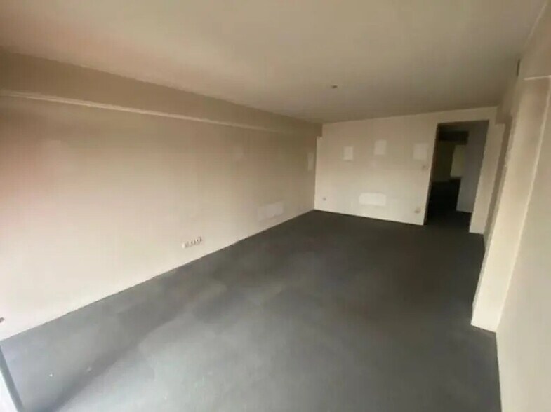 Office in Lyon for lease - Building Photo - Image 3 of 5