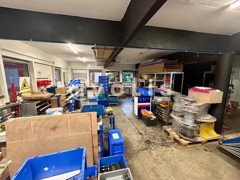 Flex in Combs-la-Ville for lease - Interior Photo - Image 2 of 8